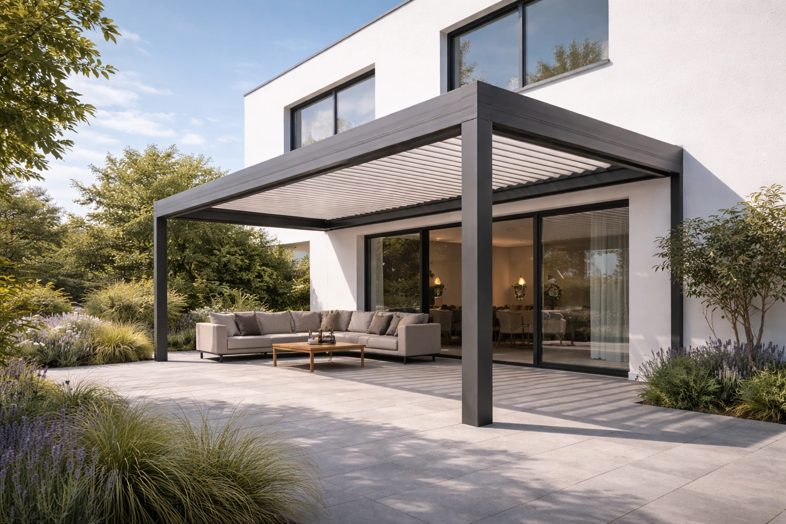 Pergola bioclimatica addossata alla parete della casa