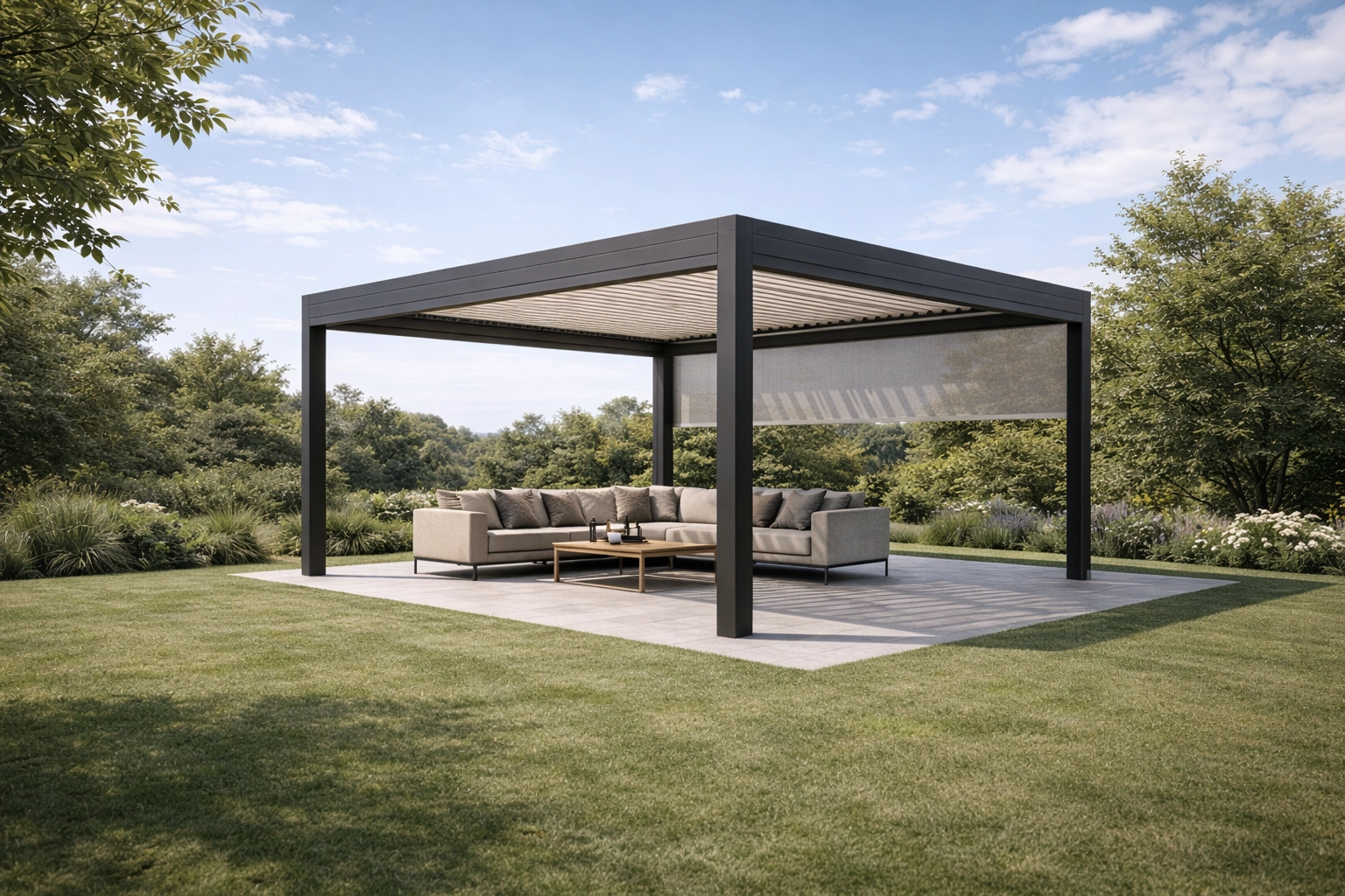 Pergola bioclimatica autoportante in giardino